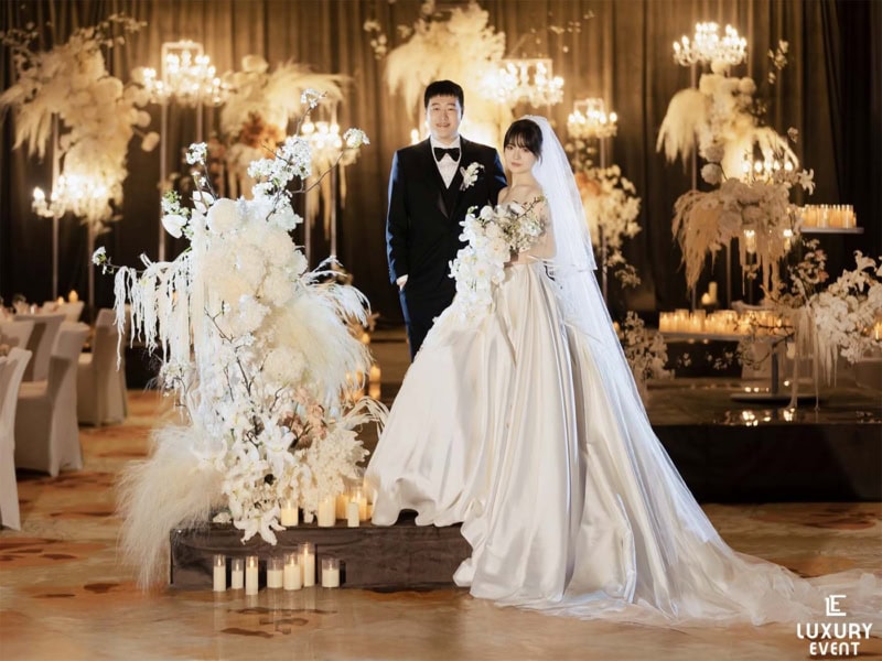 Trang Trí Tiệc Cưới Backdrop Sân Khấu Tông Trắng