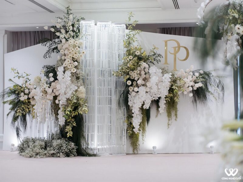 Backdrop Chụp Ảnh Tiệc Cưới Tông Trắng Sang Trọng