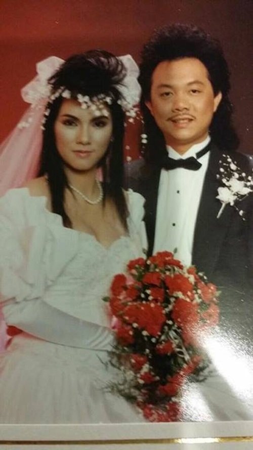 [Caption]năm 1987, Chí Tài kết hôn với ca sĩ Phương Loan, một trong những ca sĩ chính của ban nhạc Chi Tai Brother vào những năm thập niên 70 cùng với Chí Thiện, Quang Mỹ, Kiều Linh và Lê Huỳnh.