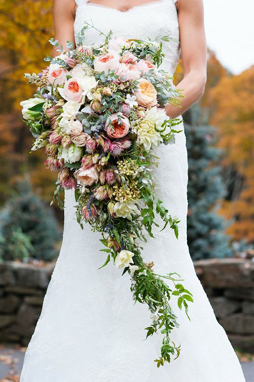 Nhiều cô dâu cho rằng, cầm hoa cưới là một việc đơn giản, thuộc về bản năng. Tuy nhiên, nếu không cầm đúng cách, bó hoa sẽ che mất vẻ đẹp của váy cưới, cùng các đường cong của cơ thể hoặc gây vướng víu khi di chuyển.