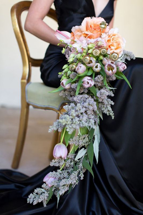 Trong ngày cưới, nhiều cô dâu thường quá tham lam khi chọn những bó hoa cầu kỳ, nặng nề, gây mỏi hoặc thậm chí sái tay. Phần tay cầm của bó hoa nên phù hợp với kích thước của bàn tay để dễ điều chỉnh.