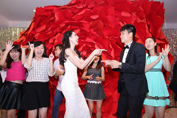 [Caption]Sau 6 năm bên nhau và có với nhau một cô công chúa xinh xắn, Thủy Tiên và Công Vinh đã tổ chức một đám cưới hoành tráng vào ngày 27.12 tại Kiên Giang (quê Thủy Tiên) và ngày 1.1.2015 tại Nghệ An (quê Công Vinh).