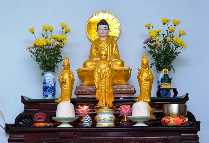 Đồ Cúng Trên Bàn Thờ Phật