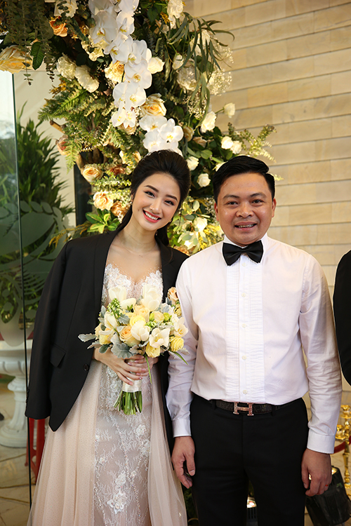 Sau tiệc cưới hoành tráng tại Hà Nội diễn ra ngày 17/1, hôm nay (5/2), nhà gái đãi tiệc mừng tại Hải Phòng. Trước đó, ngày 9/1, cặp đôi đã tổ chức lễ ăn hỏi, lễ rước dâu theo nghi thức truyền thống và tiệc thân mật với khoảng 150 khách mời. 
