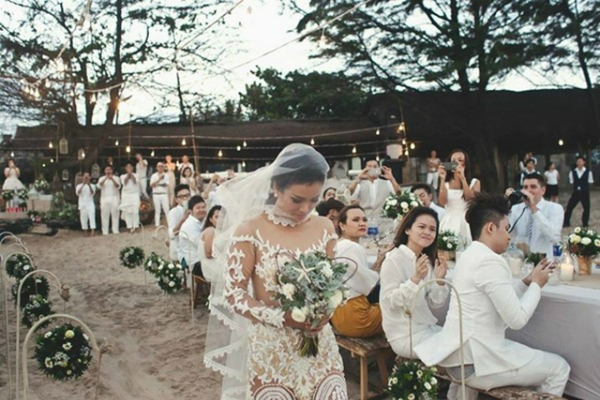 [Caption]Các khách mời trong đám cưới của Phương Vy được yêu cầu mặc trang phục màu trắng. 