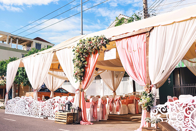 Một hôn lễ mà từ phông bạt, hoa, trang phục cô dâu, phù dâu, cho tới những chi tiết nhỏ nhất như nơ bọc ghế, bánh ngọt cũng cùng một màu hường nhẹ nhàng, thanh lịch.
