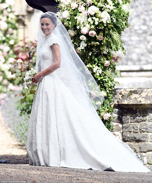 [Caption]chiếc váy cưới trị giá 10.000 bảng Anh được cho là của nhà thiết kế nổi tiếng Giles Deacon cũng đã được mang đến nhà riêng của Pippa và James Matthews tại London. Phần tóc tai của cô dâu Pippa sẽ do Amanda Cook Tucker, nhà tạo mẫu tóc Hoàng gia của Công nương Kate Middleton đảm nhận.