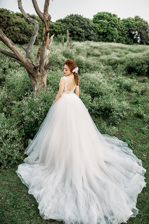 Mới đây, Ngô Lan Anh tái xuất trong bộ ảnh giới thiệu những mẫu váy cưới cho mùa cưới 2017 của nhà thiết kế Mai Đỗ.
