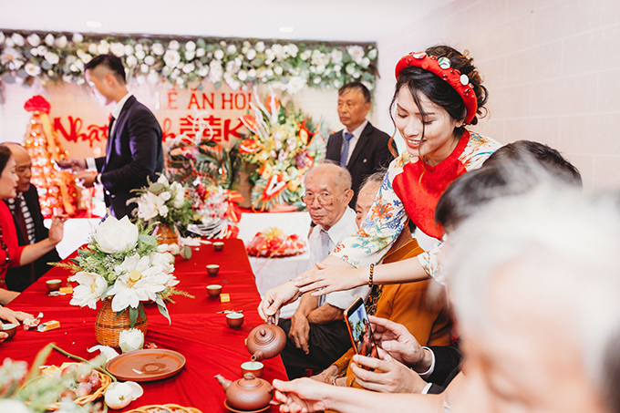 Lễ ăn hỏi tại tư gia của cô dâu Nhật Hạnh được tổ chức vào một ngày cuối tháng 6, khi hoa sen ở độ đẹp nhất. Vì thế, Hạnh đã chọn hoa sen là loài hoa chủ đạo, làm đẹp cho lễ ăn hỏi.