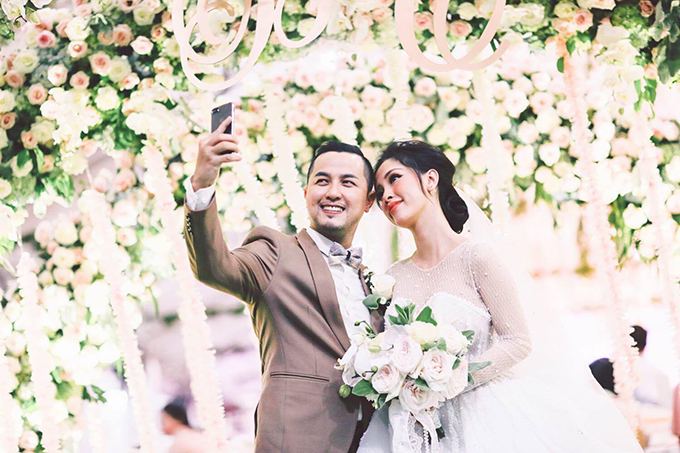 Cuối tuần qua, đám cưới của anh trai Bảo Thy- Thế Bảo và Á khôi doanh nhân 2016 Đỗ Thị Thuỳ Trang đã diễn ra ở nhà cô dâu tại huyện Bình Chánh, TP HCM tiêu tốn hơn 2 tỷ đồng tiền trang trí.