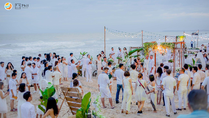 Toàn bộ khách mời bữa tiệc đều yêu cầu dresscode màu trắng tạo nên một khung hình cực kỳ lãng mạn bên bờ biển