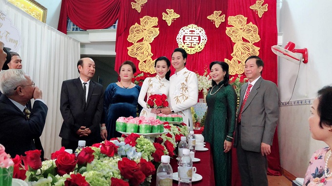 Sau hôn lễ, Phương Tiểu Bình chuyển hẳn ra Hà Nội để thuận tiện cho việc công tác và chăm sóc gia đình. Hôn lễ của người đẹp và ông xã Nguyễn Thế Trung sẽ tiếp tục diễn ra tại Hà Nội vào ngày 14/1.