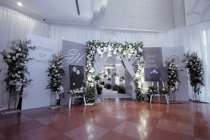 Cổng chào đón khách được tiếp nối với một không gian trưng bày ảnh cưới mang âm hưởng của một buổi triển lãm tranh kết hợp.