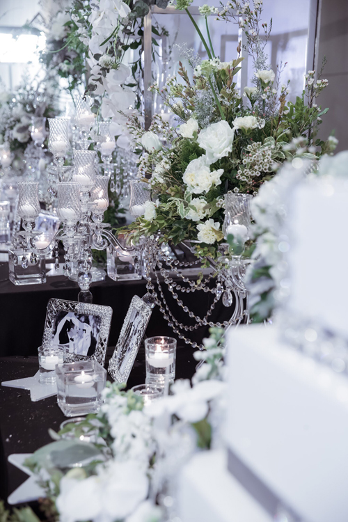 Ấn tượng nổi bật trong không gian tiệc cưới tone bạc lấp lánh này là sự sang trọng kiểu phương Tây.