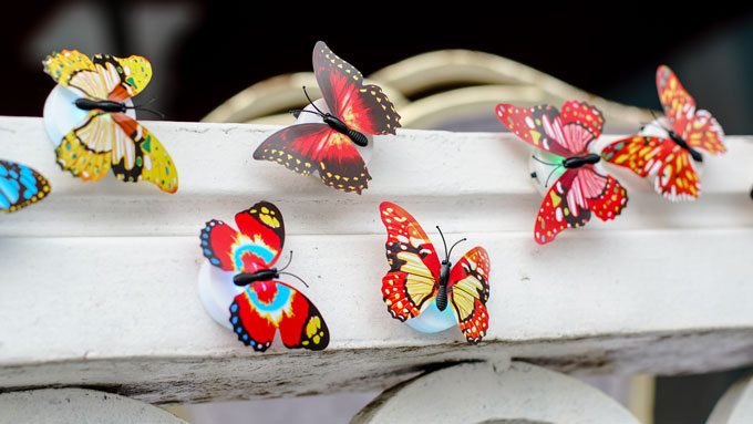 Những cánh bướm đủ màu sắc trên đường dẫn vào nơi tổ chức tiệc cưới.