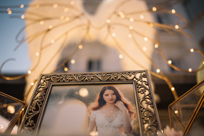Vị trí đặt từng chiếc ảnh trên bàn lưu niệm cũng được sắp xếp một cách đầy ẩn ý. Tấm ảnh của cô dâu nằm trọn trong đôi cánh rộng mở, gợi liên tưởng để sự chở che, ôm ấp.