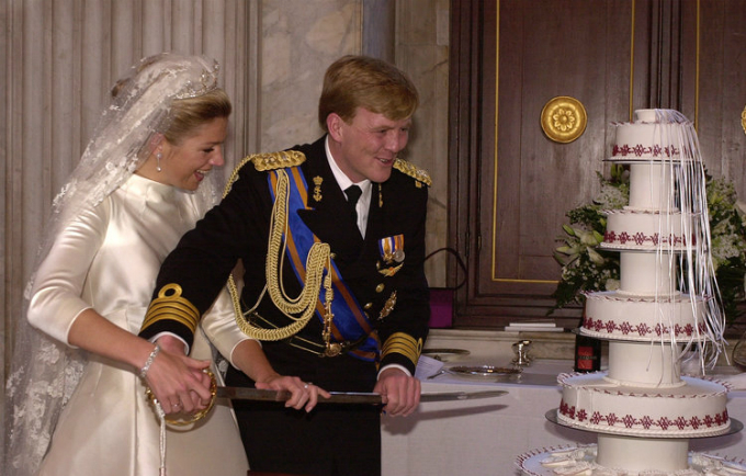 Chiếc bánh cưới trong hôn lễ của công chúa Maxima và hoàng tử Hà Lan Willem-Alexander được cho là đơn giản, khiêm tốn hơn cả so với những chiếc bánh cưới hoàng gia khác. Tuy nhiên, chính những chi tiết trang trí màu đỏ đối lập với phần kem trắng đã khiến chiếc bánh trở nên nổi bật.