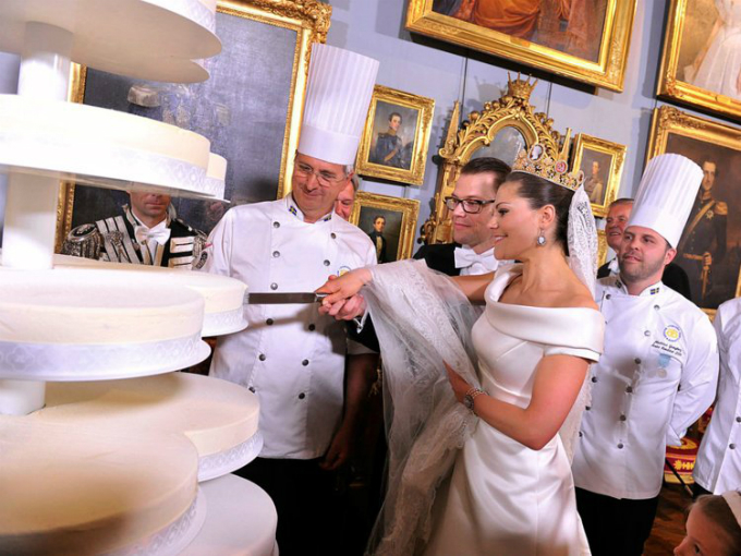 Công chúa Thụy Điển, Victoria, và công tước Daniel thích phong cách đơn giản cho lễ cưới của mình. Họ chọn bánh hình tròn không họa tiết và các tầng được sắp xếp theo ý đồ nghệ thuật.
