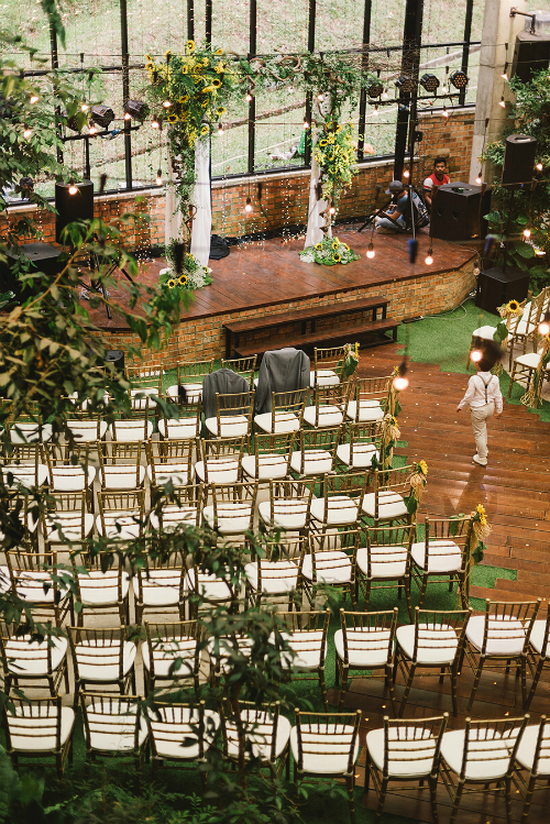 Không gian bên trong nơi cử hành hôn lễ cũng có hai màu vàng và xanh lá cây. Sân khấu chính khiêm tốn nhưng không kém phần nổi bật.