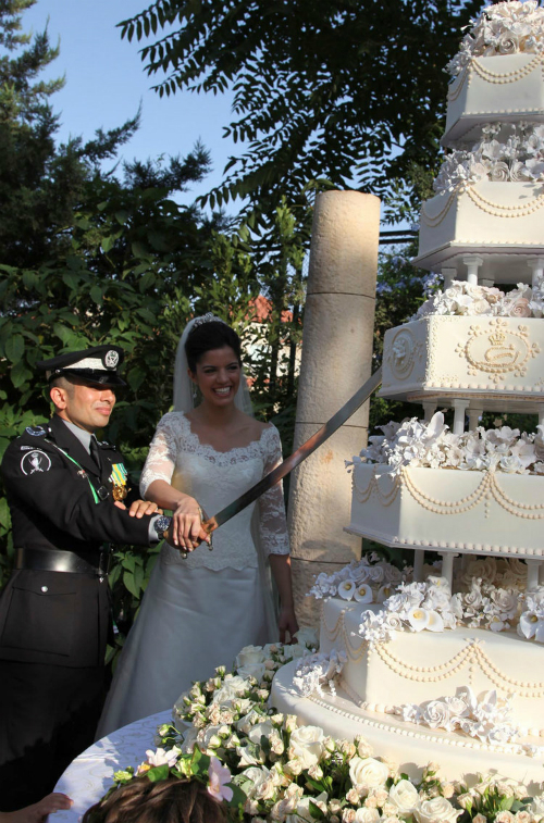 Chiếc bánh cưới 6 tầng của hoàng tử Jordan, Rashid bin El Hassan và công chúa Zeina lấy cảm hứng từ những bông hoa hồng. Những tầng bánh hình lục giác thay cho hình tròn truyền thống.