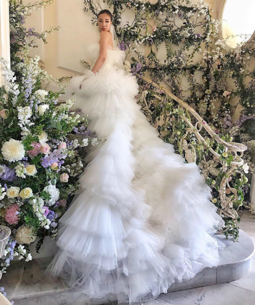Cô dâu chọn chiếc váy cưới màu trắng tạo dáng như từng đóa bọt sóng của Giambattista Valli để bước trên lễ đường.
