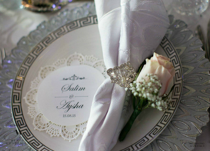 Đĩa ăn cho khách mời có tone màu trắng bạc đồng điệu với không gian tiệc cưới. 