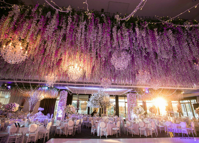 Đây là đám cưới có quy mô lớn nhất mà Vesna Grasso từng thực hiện. Những bức tường hoa cao dài tới 20m, cao 3,5m. 10 chiếc cột bên trong khán phòng nơi tổ chức tiệc cưới đều được che phủ bằng hoa. 