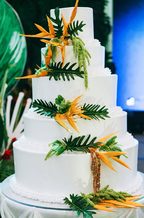 Bánh cưới đơn giản và cũng được trang trí bằng các loại hoa, lá giống như tổng thể.