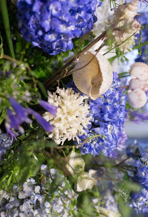 Để có được màu xanh biển cả, nhà cung cấp đã sử dụng 100% hoa tươi nhập khẩu cho phần trang trí. 