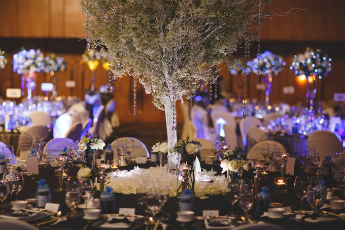 Chiếc bàn chính dành cho cô dâu chú rể và gia đình hai bên được kê ở chính giữa phòng tiệc. Một chiếc cây phủ tuyết trắng xóa được đặt ở chính giữa. Đây là điểm nhấn của chủ đề tiệc cưới mùa đông.