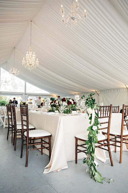 Không gian tại bàn tiệc được trang trí bởi những nhành hoa mang sắc trắng, hướng đến phong cách mộc mạc.