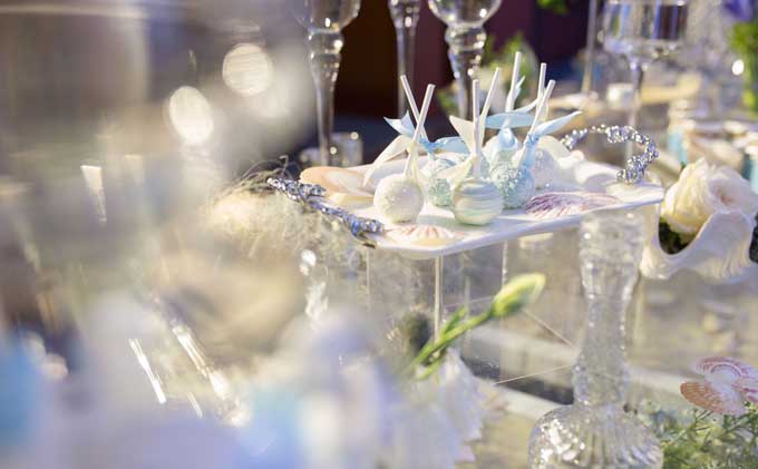 Những viên kẹo trang trí trên bàn lễ tân được đặt riêng để có màu sắc hài hòa cùng tổng thể chung. 